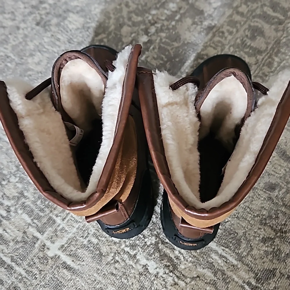 Ugg Butte boots kids size 3